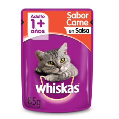 Sobre morado de alimento húmedo para gato adulto Whiskas sabor carne en salsa de 85g con imagen de gato gris.