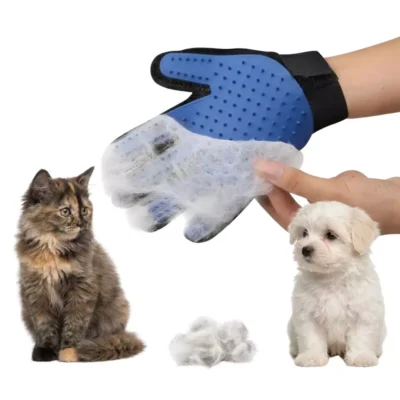 Guante de silicona azul saca pelos True Touch removiendo una capa de pelo junto a un gato y un perro.